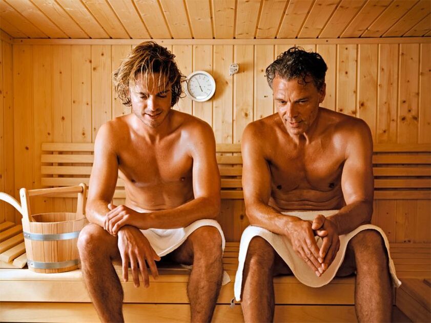 Les hommes visitent le sauna pour soigner la prostatite