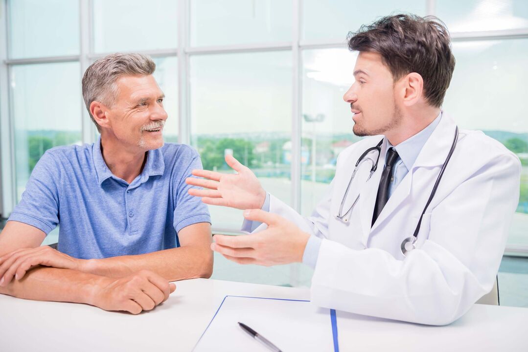 patient avec prostatite à un rendez-vous avec un spécialiste